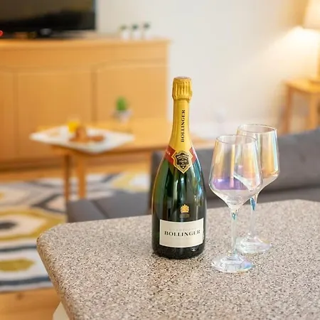 Apartment 222 - Cozy Retreat By Shortstays Westport